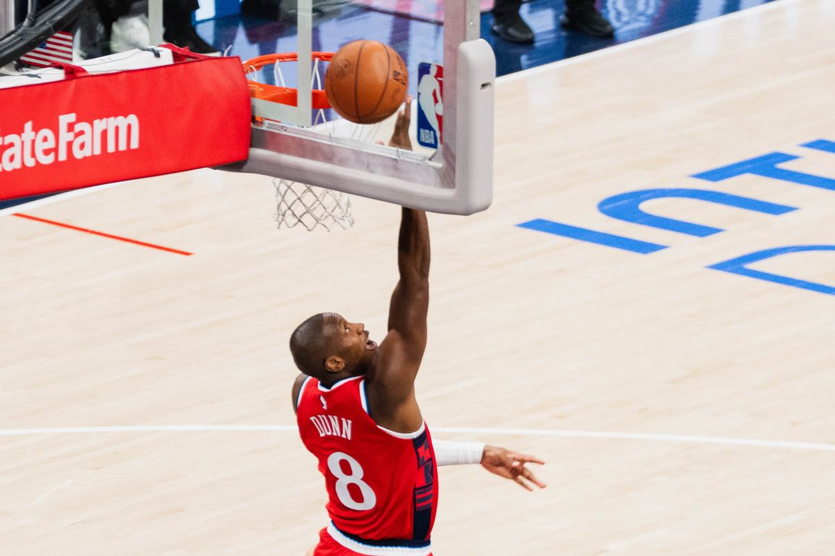 Los Angeles Clippers guard Kris Dunn (8) taking a reverse lay-up at an NBA basketball game against the Phoenix Suns, Saturday November 8th, 2025 in Inglewood, California. Los Angeles Clippers guard Kris Dunn (8) taking a reverse lay-up at an NBA basketball game against the Phoenix Suns, Saturday November 8th, 2025 in Inglewood, California.
