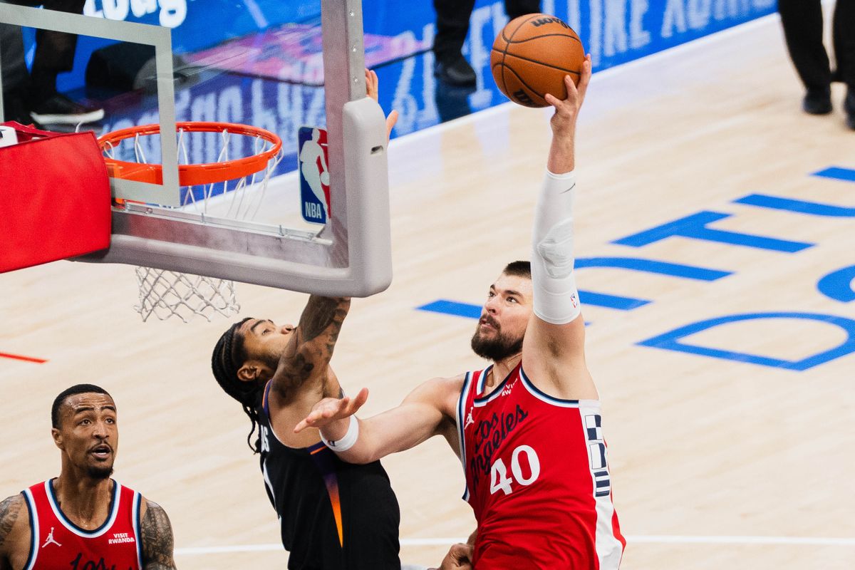 Los Angeles Clippers center Ivica Zubac (40) taking a hook-shot at an NBA basketball game against the Phoenix Suns, Saturday November 8th, 2025 in Inglewood, California. Los Angeles Clippers center Ivica Zubac (40) taking a hook-shot at an NBA basketball game against the Phoenix Suns, Saturday November 8th, 2025 in Inglewood, California.