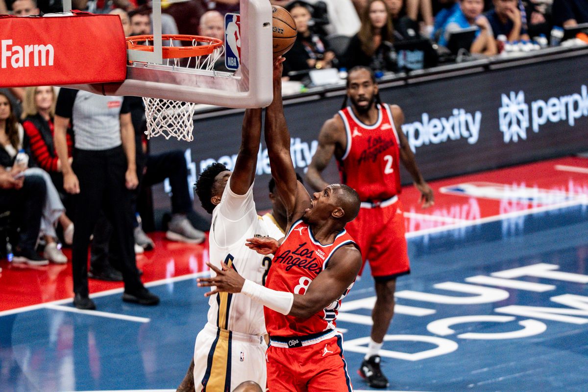 Los Angeles Clippers G Kris Dunn (8) attacks the rim and scores during an NBA basketball game against the New Orleans Pelicans, Friday October 31st, 2025 in Inglewood, California. 