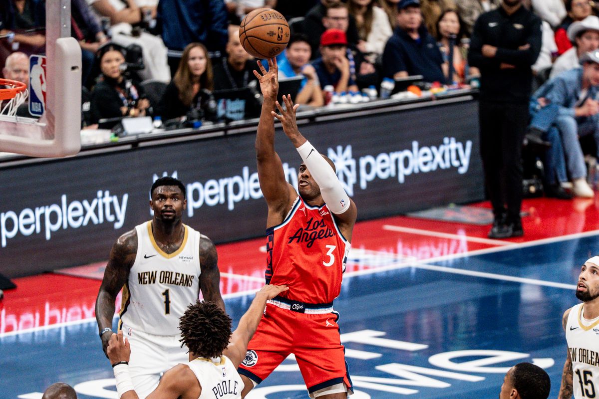 Los Angeles Clippers G Chris Paul (3) shoots a contested jumper during an NBA basketball game against the New Orleans Pelicans, Friday October 31st, 2025 in Inglewood, California. 