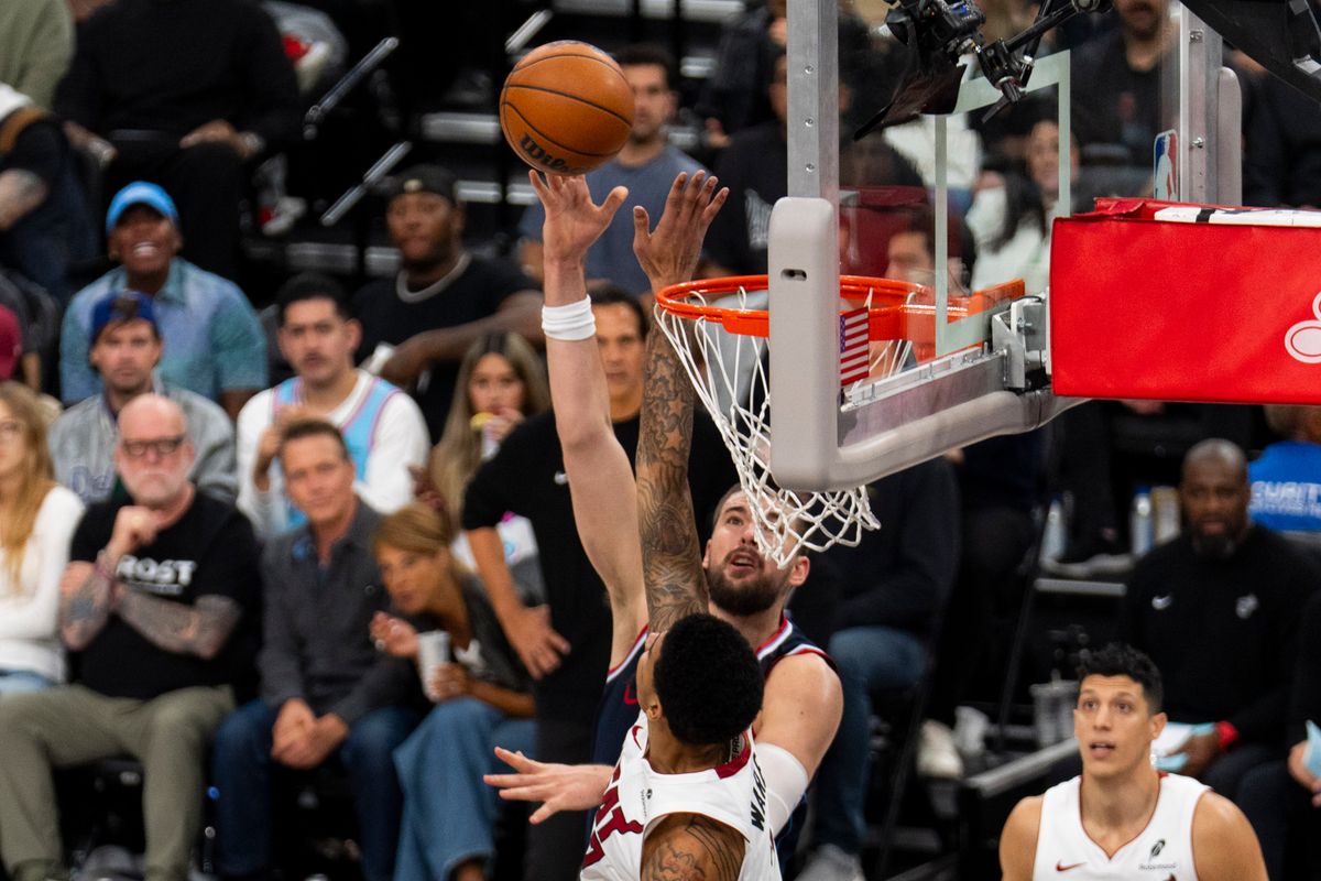 Los Angeles Clippers center Ivica Zubac (40) hits the hook shot during an NBA basketball game against the Miami Heat, Monday November 3rd, 2025 in Los Angeles, California. 