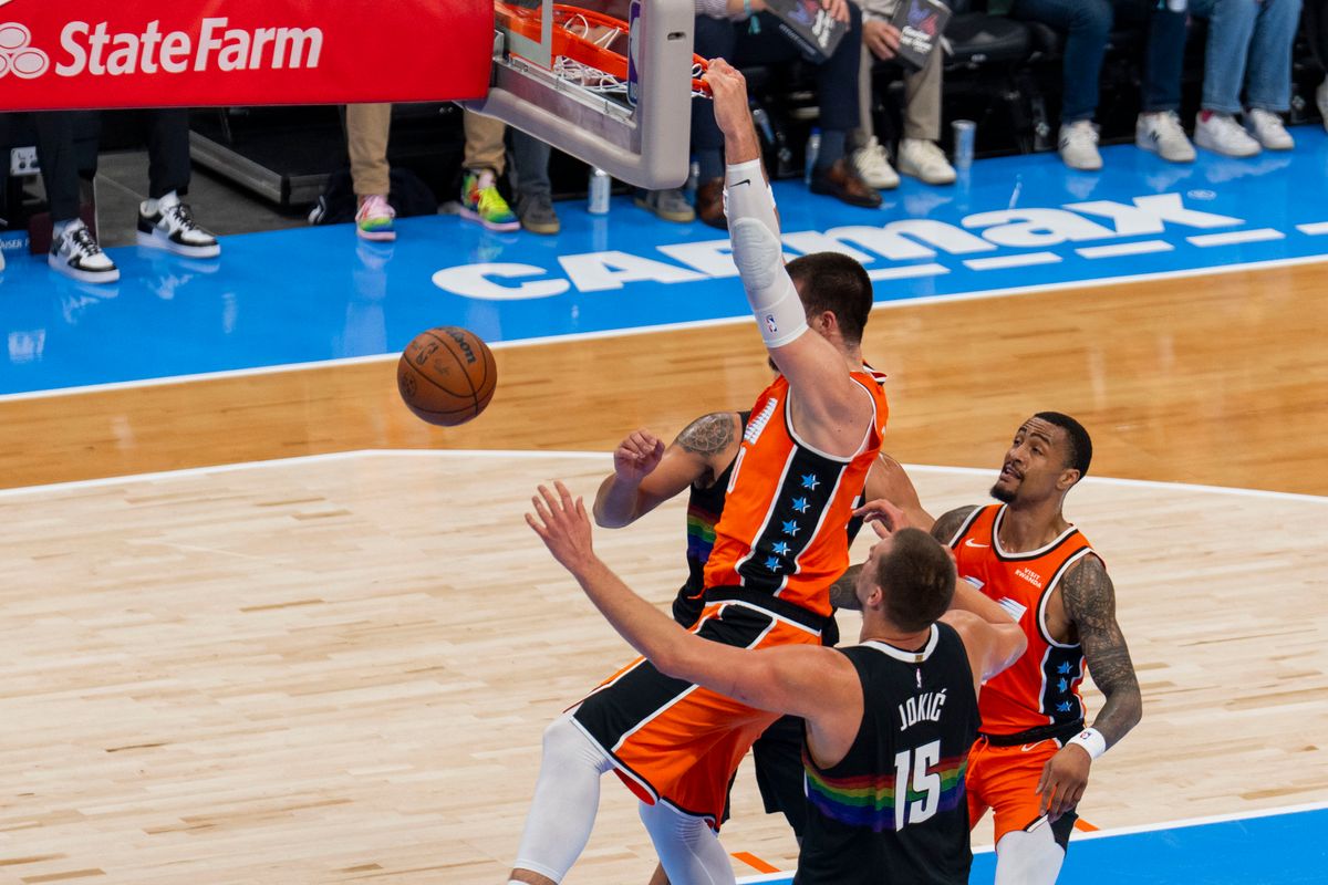 Los Angeles Clippers center Ivica Zubac (40) dunks the ball during an NBA basketball game against the Denver Nuggets, Tuesday November 12th, 2025 in Los Angeles, California.