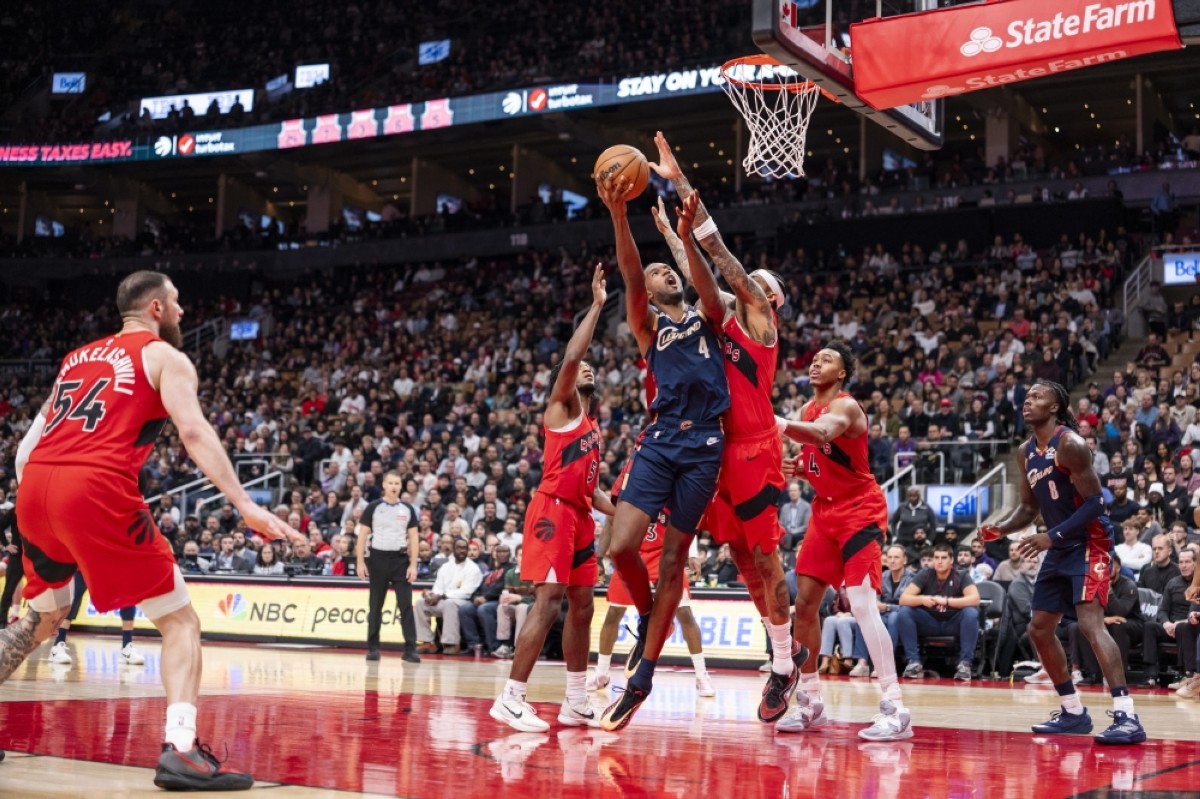 Detroit win streak hits 13, Raptors take eighth in a row