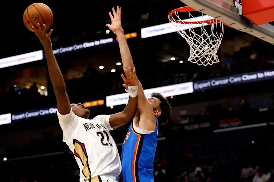 NEW ORLEANS, LOUISIANA - NOVEMBER 17: Derik Queen #22 of the New Orleans Pelicans shoots over Chet Holmgren #7 of the Oklahoma City Thunder during the third quarter of the NBA game at Smoothie King Center on November 17, 2025 in New Orleans, Louisiana. NOTE TO USER: User expressly acknowledges and agrees that, by downloading and or using this photograph, User is consenting to the terms and conditions of the Getty Images License Agreement. (Photo by Sean Gardner/Getty Images)