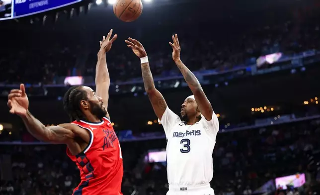 Memphis Grizzlies guard Kentavious Caldwell-Pope (3) shoots against Los Angeles Clippers forward Kawhi Leonard, left, during the first half of an NBA Cup basketball game Friday, Nov. 28, 2025, in Inglewood, Calif. (AP Photo/Jessie Alcheh)