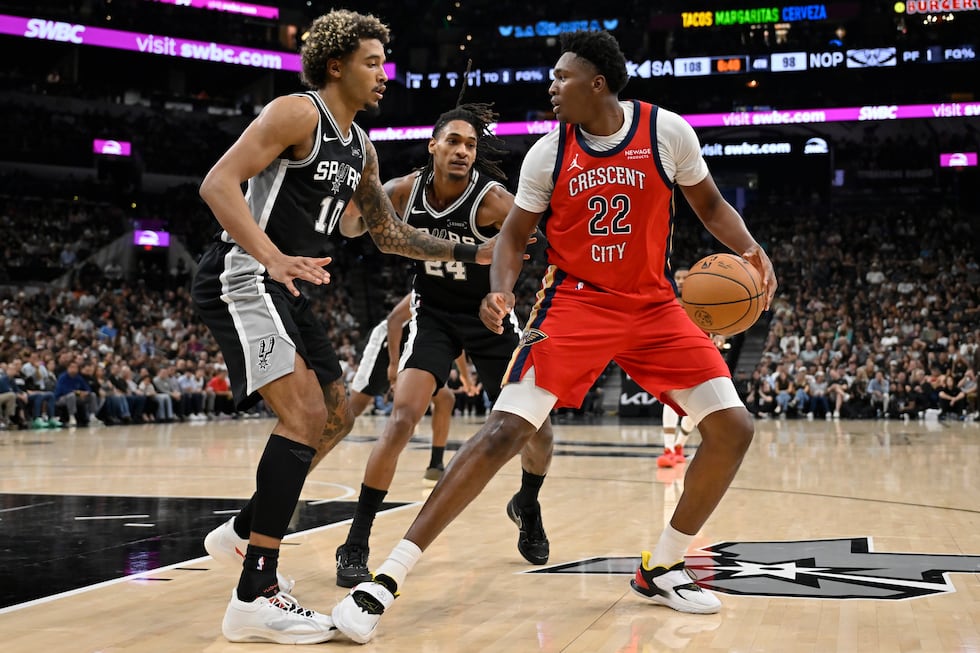 New Orleans Pelicans center Derik Queen (22) drives agains San Antonio Spurs forward Jeremy...