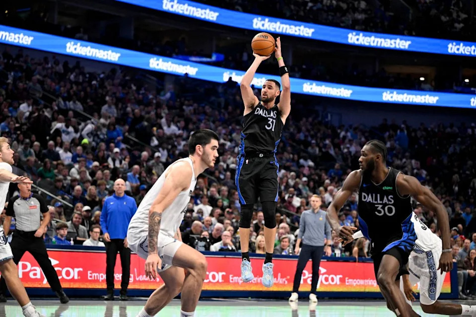 Klay Thompson dropped a season-high 22 points with six three-pointers on Saturday night against the Memphis Grizzlies. IMAGN IMAGES via Reuters Connect