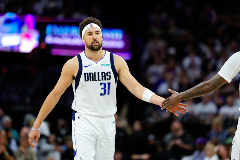 Dallas Mavericks guard Klay Thompson (31) celebrates with teammates. Sergio Estrada-Imagn Images
