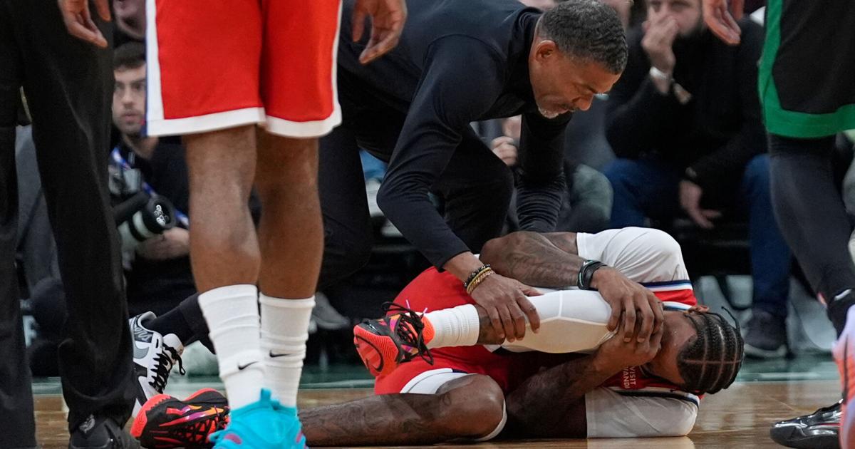 Clippers F Derrick Jones Jr. helped to locker room with apparent knee injury following a collision | Associated Press
