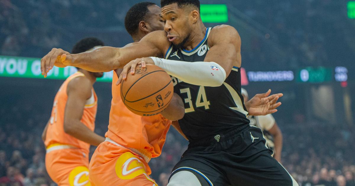 Bucks' Giannis Antetokounmpo leaves game early vs. Cavaliers due to a left groin strain | Sports