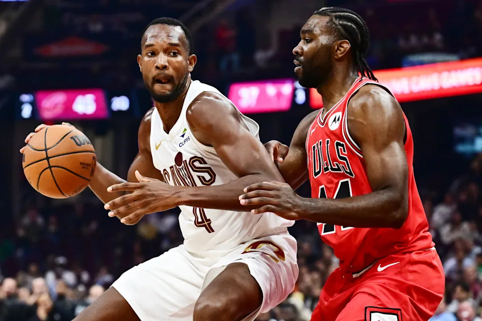 Cleveland Cavaliers forward Evan Mobley (4) drives to the basket against Chicago Bulls forward Patrick Williams (44)Credit&colon; Ken Blaze-Imagn Images