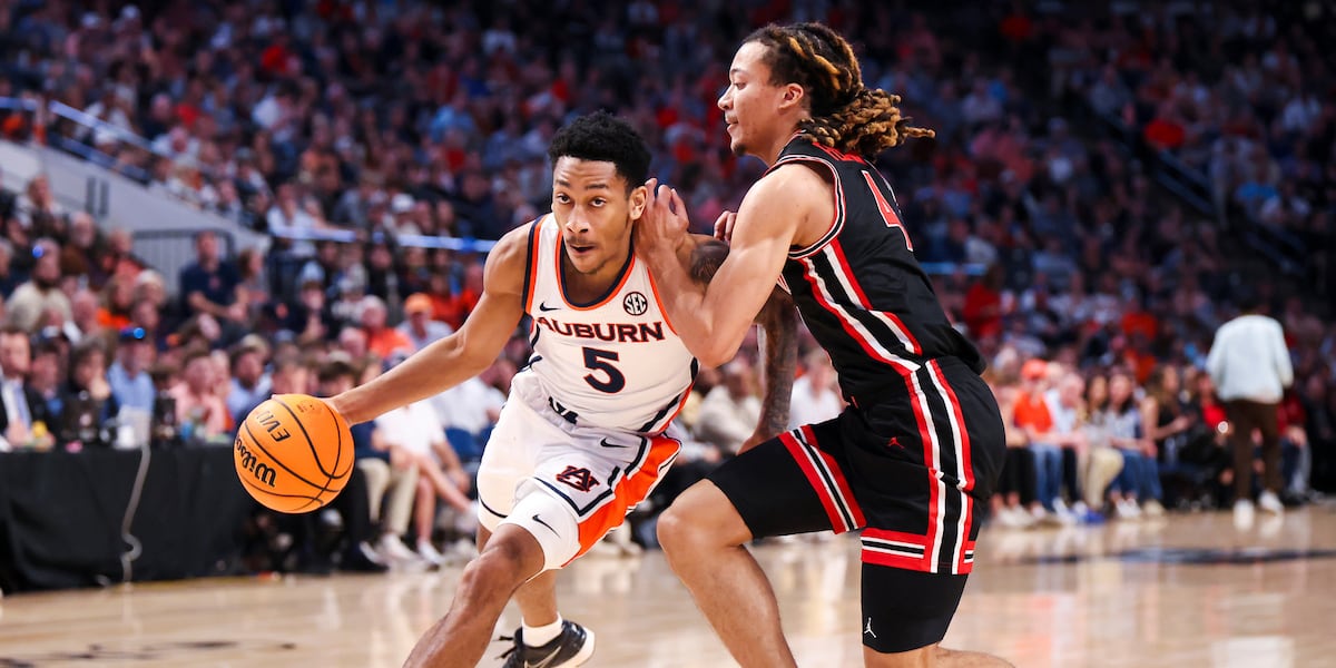 Kingston Flemings scores 22 as No. 1 Houston holds off No. 22 Auburn 73-72