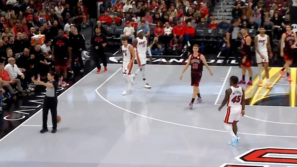 The ball hits referee Che Flores. @CHSN_Bulls/X