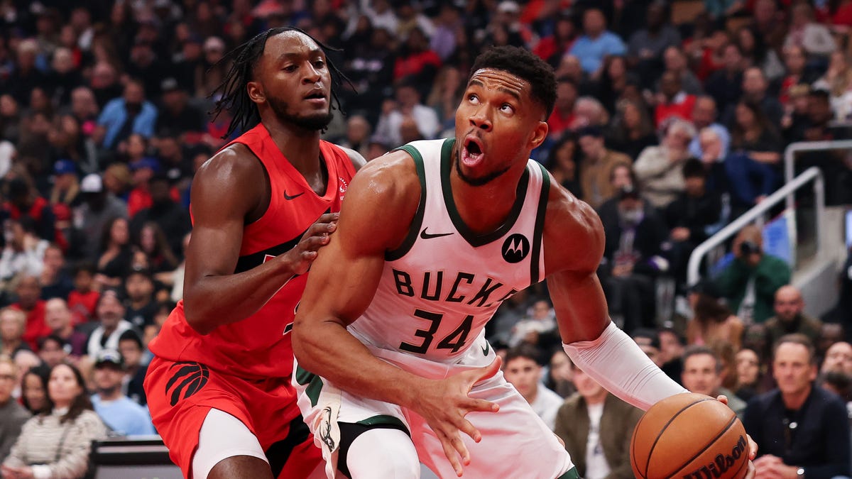 Raptors lead Bucks 73-54 at halftime