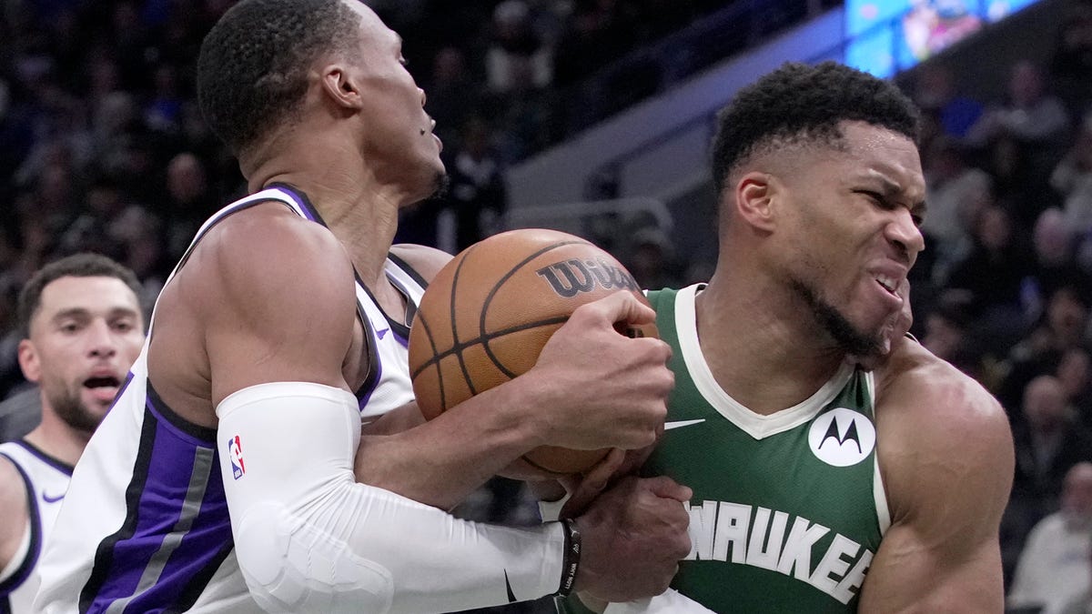 Bucks fall to Kings 135-133 after frenetic finish at Fiserv Forum