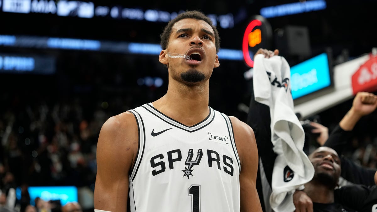 Spurs at Suns odds, picks and predictions