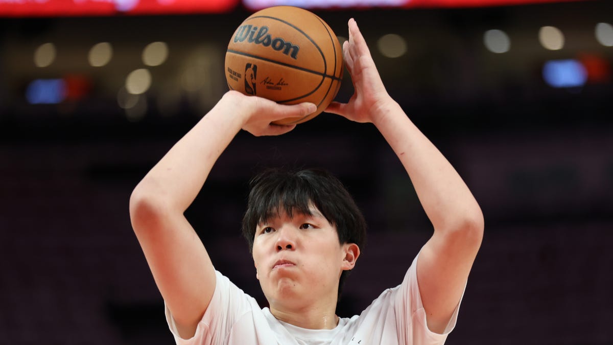 Yang Hansen nears double-double in G League debut