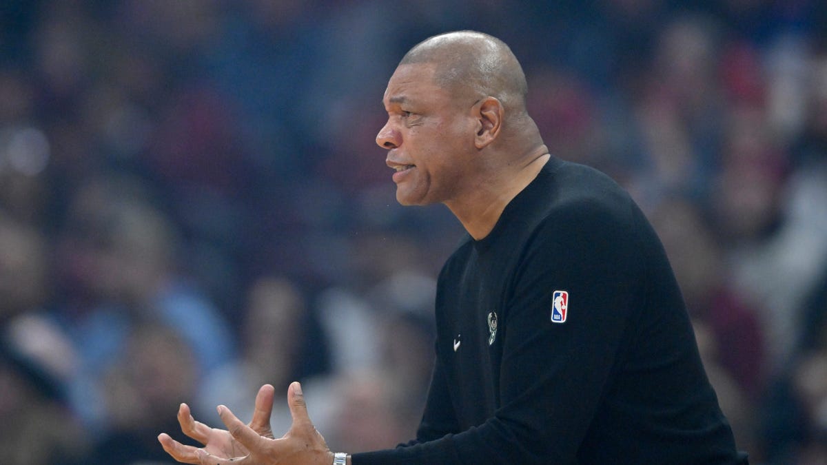 Austin Rivers interviews dad Doc Rivers before Bucks-Cavs game