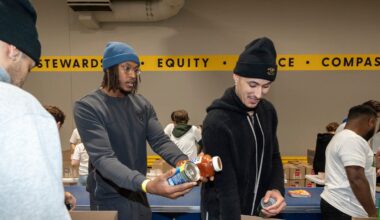 Milwaukee Bucks volunteer at Hunger Task Force ahead of holidays