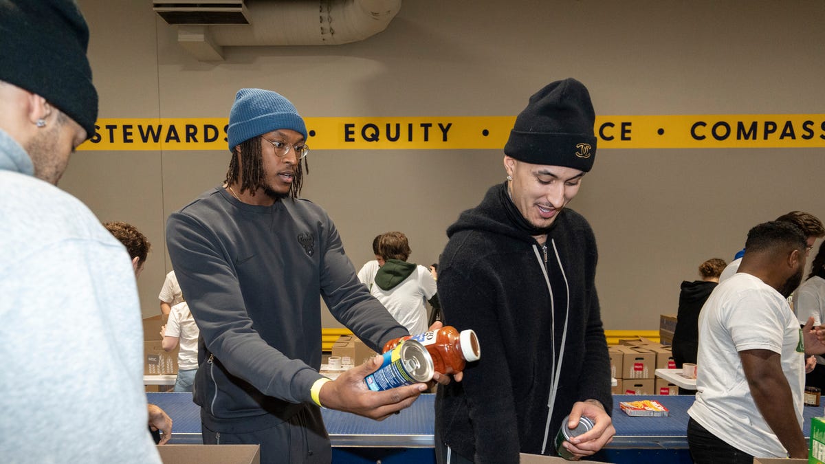 Milwaukee Bucks volunteer at Hunger Task Force ahead of holidays