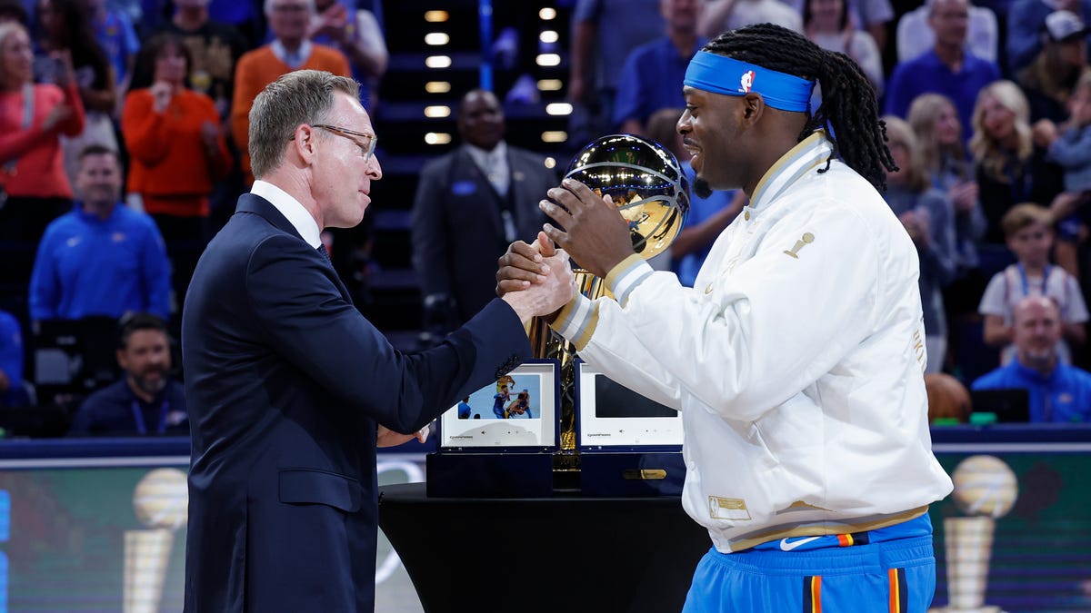 Lu Dort reacts to Sam Presti's Oklahoma Hall of Fame induction