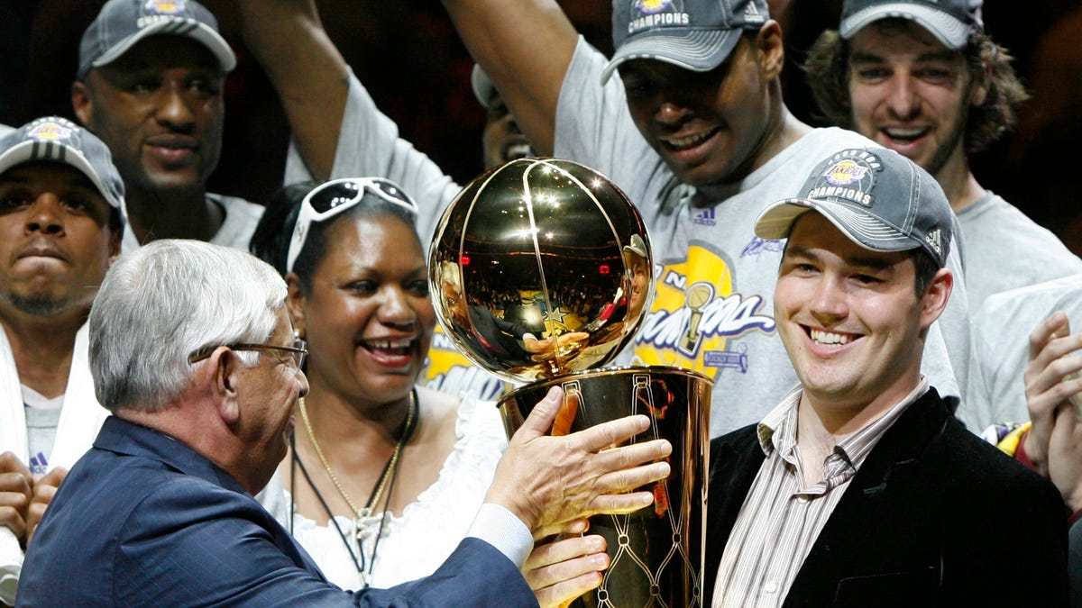 Lakers fire Buss brothers from front office roles