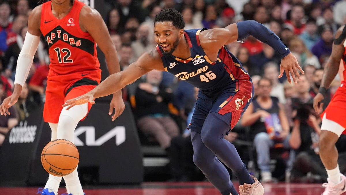 Donovan Mitchell, Evan Mobley lead Cavs team missing 7 players in loss
