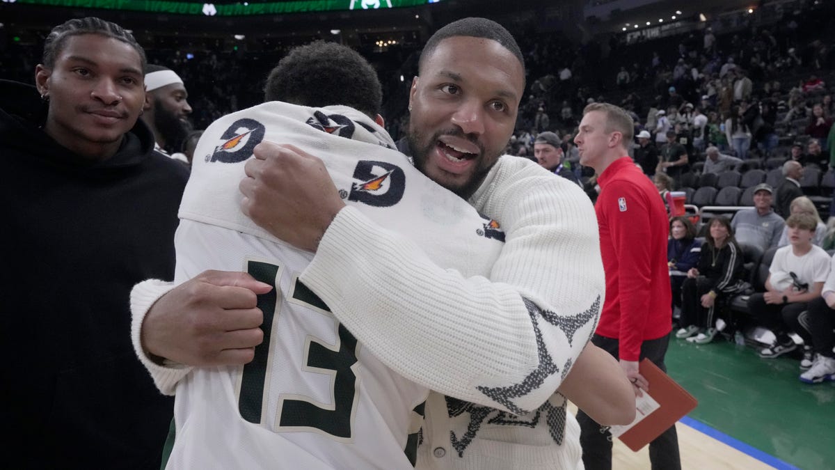 Damian Lillard gets warm welcome, video tribute at Bucks game