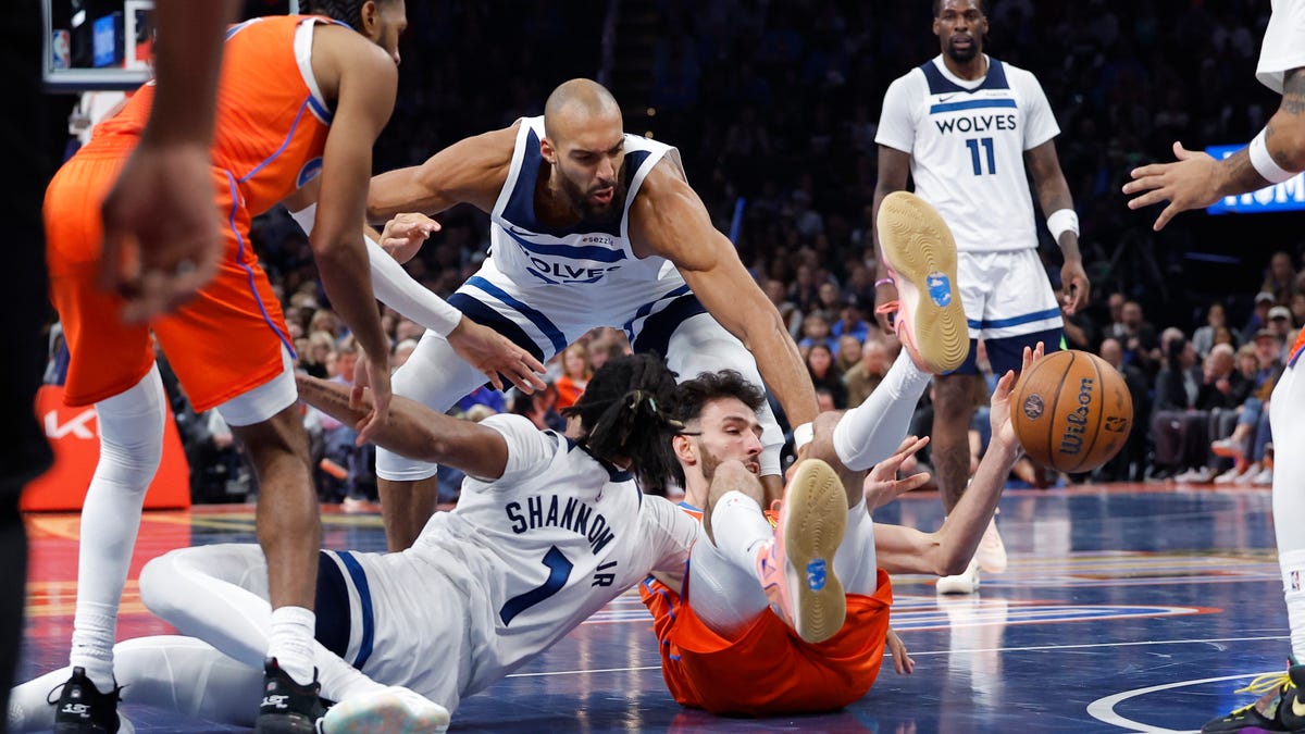 Best images from Thunder's 113-105 win over Timberwolves