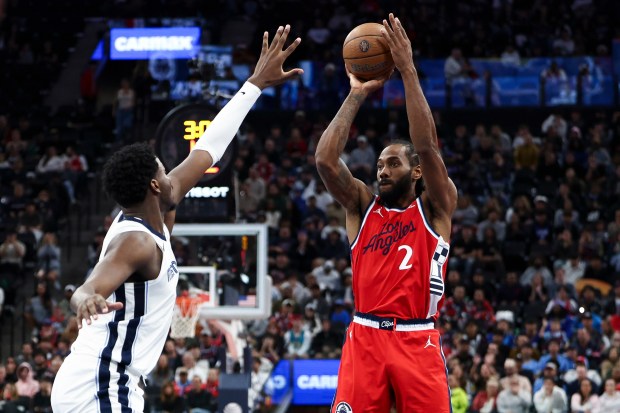 Clippers forward Kawhi Leonard (2) shoots against Memphis Grizzlies forward...