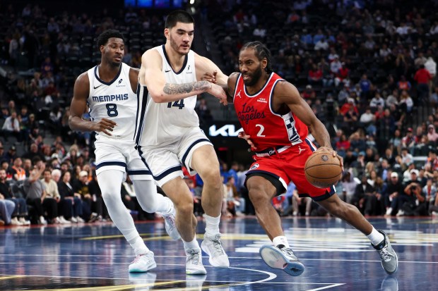 Clippers forward Kawhi Leonard (2) drives against Memphis Grizzlies center...