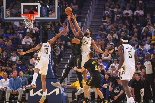 Golden State Warriors' Al Horford (20) battles Indiana Pacers' Jeremiah Robinson-Earl (25) for a rebound in the first quarter of their NBA game at Chase Center in San Francisco, Calif., on Sunday, Nov. 9, 2025. (Jose Carlos Fajardo/Bay Area News Group)