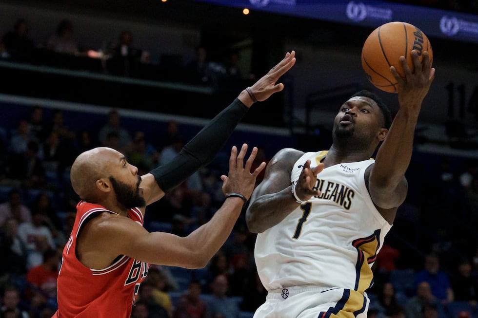 New Orleans Pelicans forward Zion Williamson (1) shoots against Chicago Bulls guard Jevon...
