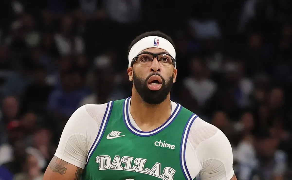 Is Anthony Davis playing today, November 1, for Mavericks vs Pistons in Mexico?