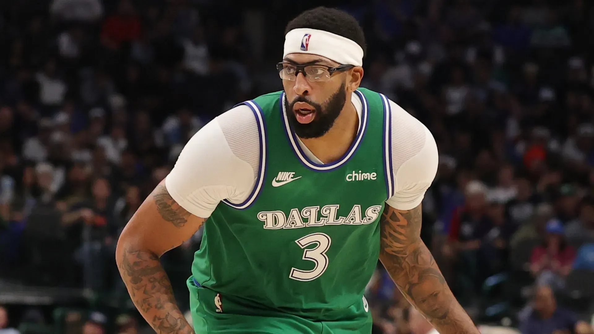 Anthony Davis looking to pass (1)