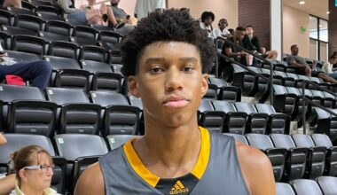 The Kentucky offense huddles vs Vanderbilt, via Mont Dawson, KSR