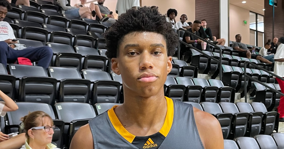 The Kentucky offense huddles vs Vanderbilt, via Mont Dawson, KSR