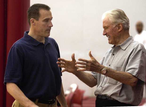 Chicago Bulls GM John Paxson chats with assistant coach Johnny Bach on July 15, 2003. (Jim Prisching/Chicago Tribune) 