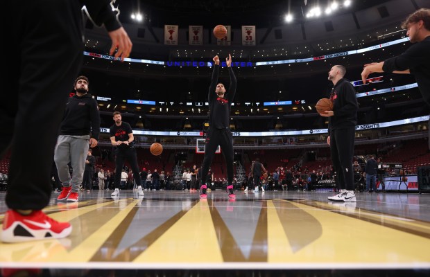 Bulls center Nikola Vučević, center, warms up for a game against the Heat at the United Center on Nov. 21, 2025, in Chicago. (John J. Kim/Chicago Tribune)