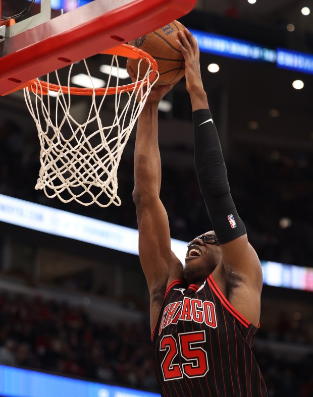 Bulls forward Jalen Smith dunks in the first quarter against the Heat at the United Center on Nov. 21, 2025, in Chicago. (John J. Kim/Chicago Tribune)