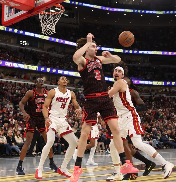 Bulls guard Josh Giddey (3) watches the ball fly past on a rebound attempt in the fourth quarter against the Heat at the United Center on Nov. 21, 2025, in Chicago. (John J. Kim/Chicago Tribune)