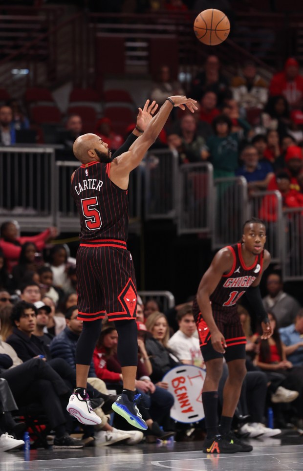 Bulls guard Jevon Carter releases a successful 3-pointer in the fourth quarter against the Heat at the United Center on Nov. 21, 2025, in Chicago. (John J. Kim/Chicago Tribune)