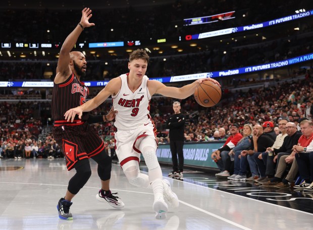 Bulls guard Jevon Carter defends Heat guard Pelle Larsson (9) in the fourth quarter at the United Center on Nov. 21, 2025, in Chicago. (John J. Kim/Chicago Tribune)