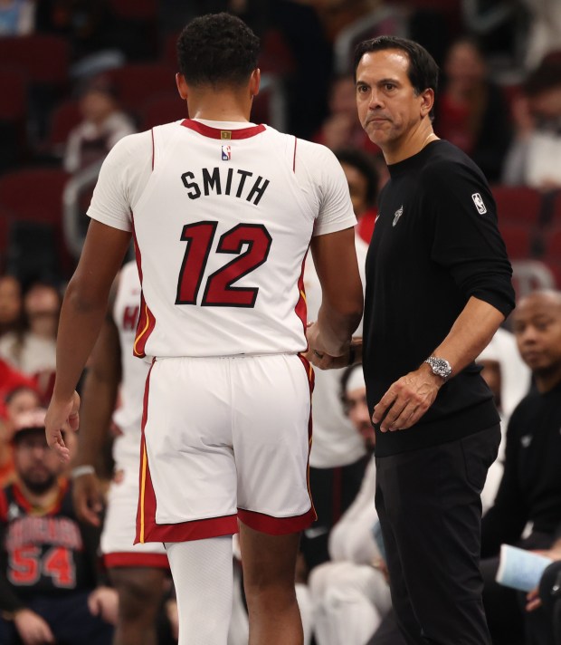 Heat head coach Erik Spoelstra congratulates Heat guard Dru Smith in the fourth quarter against the Bulls at the United Center on Nov. 21, 2025, in Chicago. (John J. Kim/Chicago Tribune)