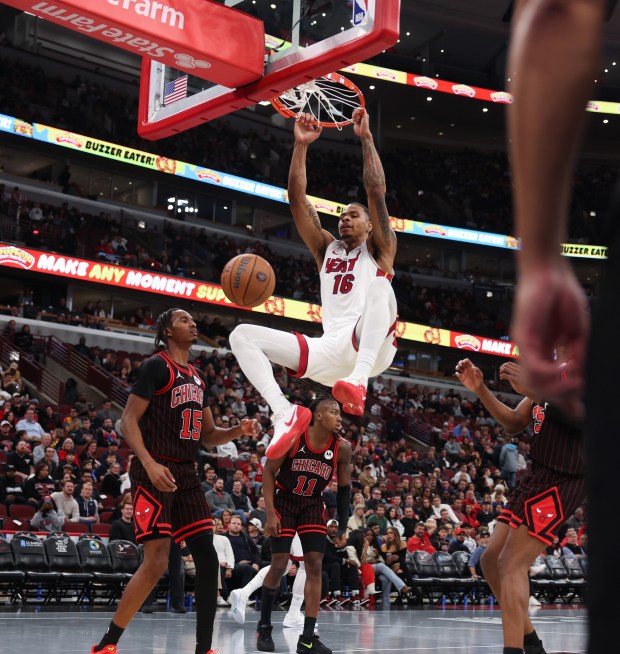 Heat forward Keshad Johnson (16) dunks in the fourth quarter against the Bulls at the United Center on Nov. 21, 2025, in Chicago. (John J. Kim/Chicago Tribune)