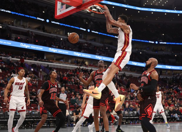 Heat center Kel'el Ware dunks in the fourth quarter against the Bulls at the United Center on Nov. 21, 2025, in Chicago. (John J. Kim/Chicago Tribune)