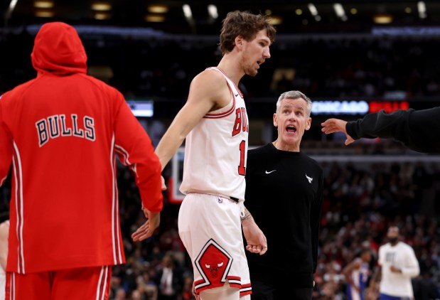 Chicago Bulls Head Coach Billy Donovan talks with forward Matas Buzelis (14) going into a timeout in the first half of a game against the Philadelphia 76ers at the United Center in Chicago on Nov. 4, 2025. (Chris Sweda/Chicago Tribune)