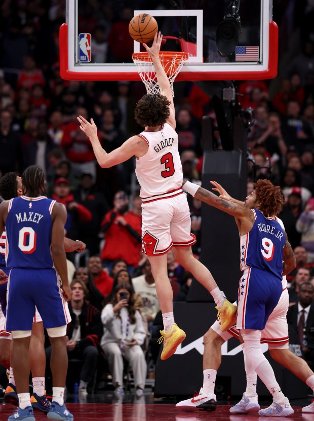 Chicago Bulls guard Josh Giddey (3) scores on a layup late in the second half of a game against the Philadelphia 76ers at the United Center in Chicago on Nov. 4, 2025. (Chris Sweda/Chicago Tribune)