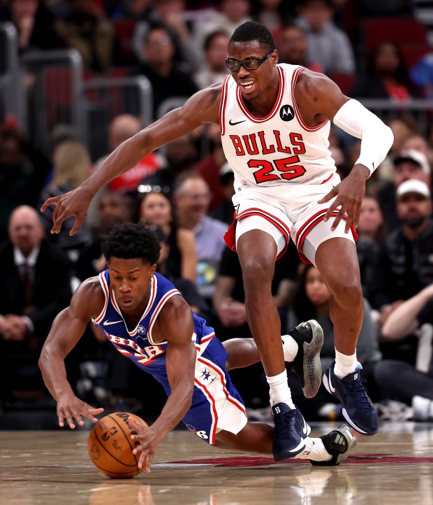Philadelphia 76ers guard Vj Edgecombe (77) and Chicago Bulls forward/center Jalen Smith (25) fight for a loose ball in the second half of a game at the United Center in Chicago on Nov. 4, 2025. (Chris Sweda/Chicago Tribune)