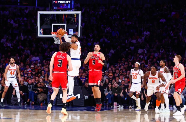 New York Knicks' Karl Anthony Towns (32) drives to the basket against Chicago Bulls' Josh Giddey (3) during Second half of an NBA basketball game Sunday, Nov. 2, 2025, in New York. (AP Photo/Kena Betancur)